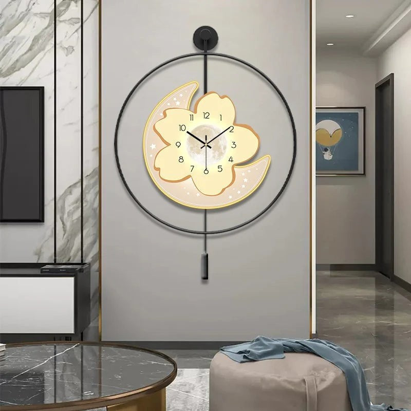 Reloj de pared artístico con péndulo, luna y flores.