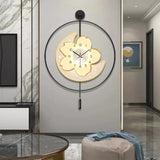 Reloj de pared artístico con péndulo, luna y flores.