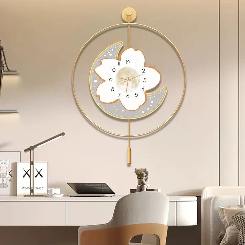 Reloj de pared artístico con péndulo, luna y flores.