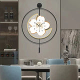 Reloj de pared artístico con péndulo, luna y flores.