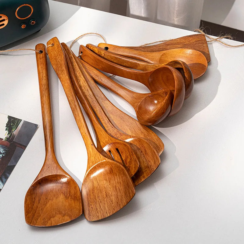 Utensilios de cocina, cucharas y palas de madera para el hogar.