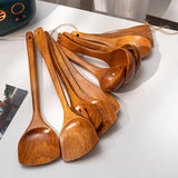 Utensilios de cocina, cucharas y palas de madera para el hogar.