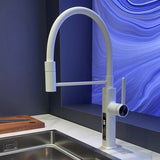 Grifo de cocina con manguera flexible y panel LED para montaje en cubierta