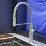 Grifo de cocina con manguera flexible y panel LED para montaje en cubierta