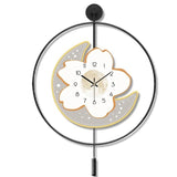 Reloj de pared artístico con péndulo, luna y flores.
