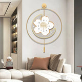 Reloj de pared artístico con péndulo, luna y flores.