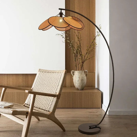 Lámpara de pie LED de ratán con flores
