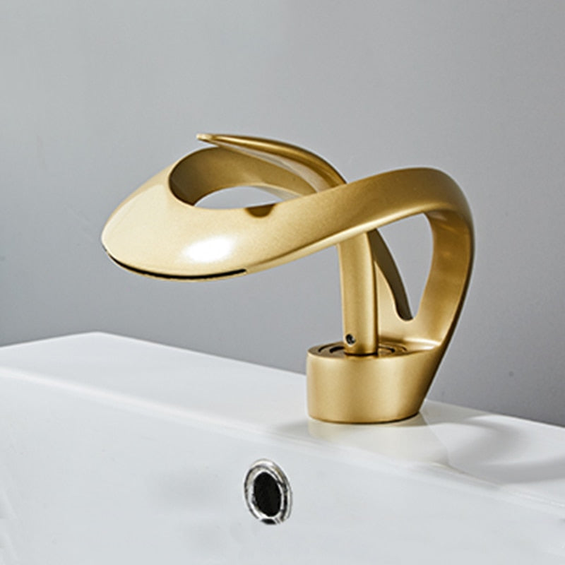Grifo de caída de agua de latón dorado