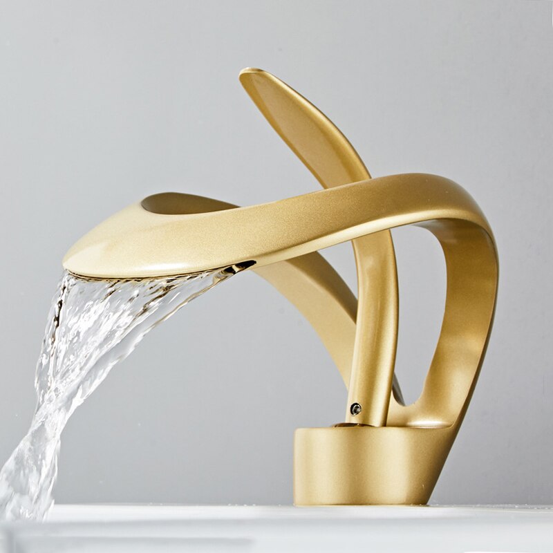 Grifo de caída de agua de latón dorado