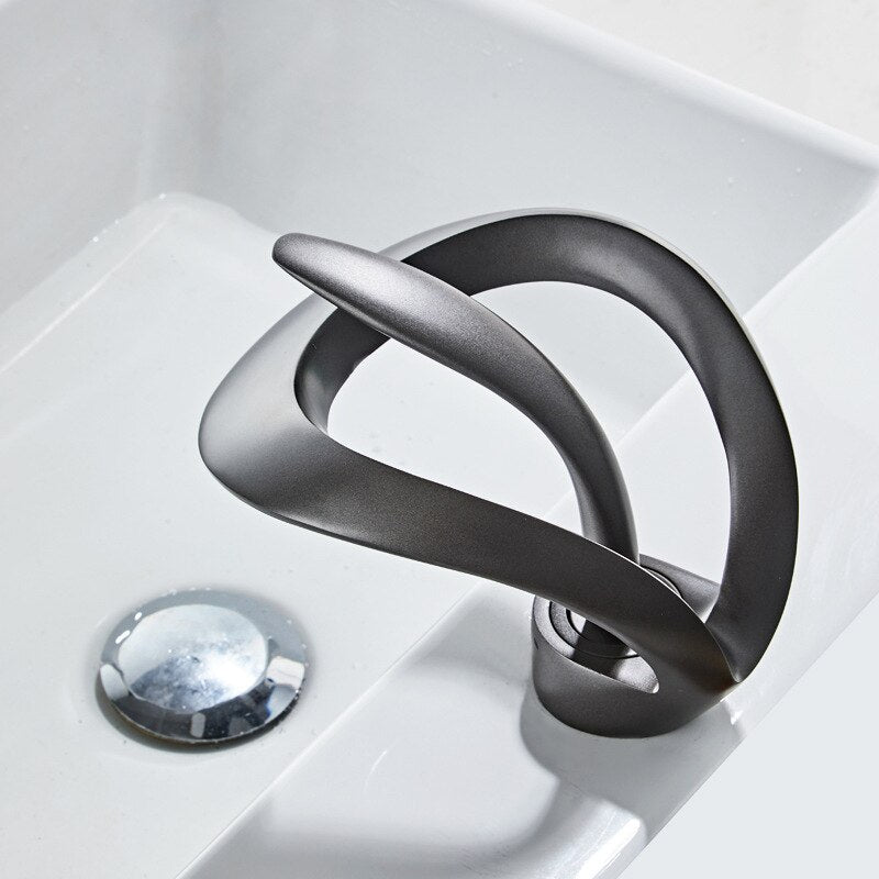 Grifo de caída de agua de latón dorado