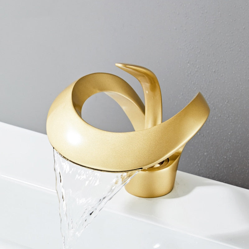 Grifo de caída de agua de latón dorado